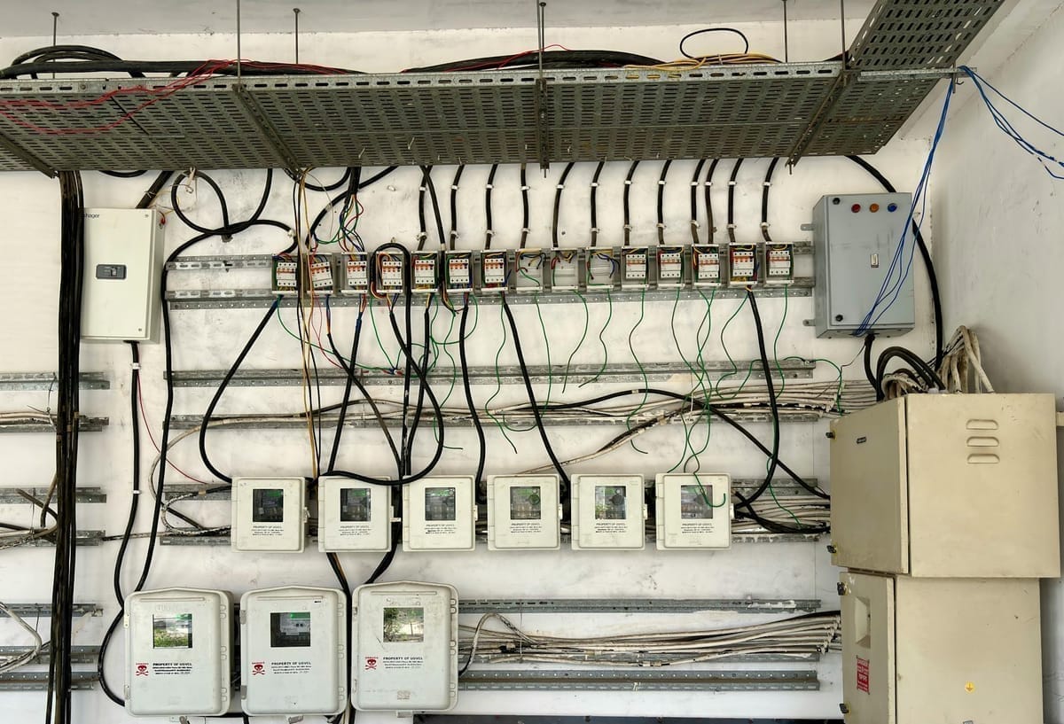 Tableau de distribution électrique avec câblage organisé pour installation marine à Marseille