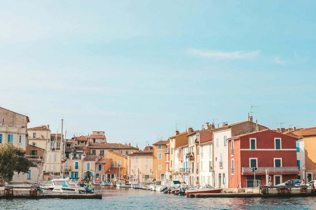 Vue du quartier de l'Île à Martigues avec les bateaux le long du canal Saint-Sébastien