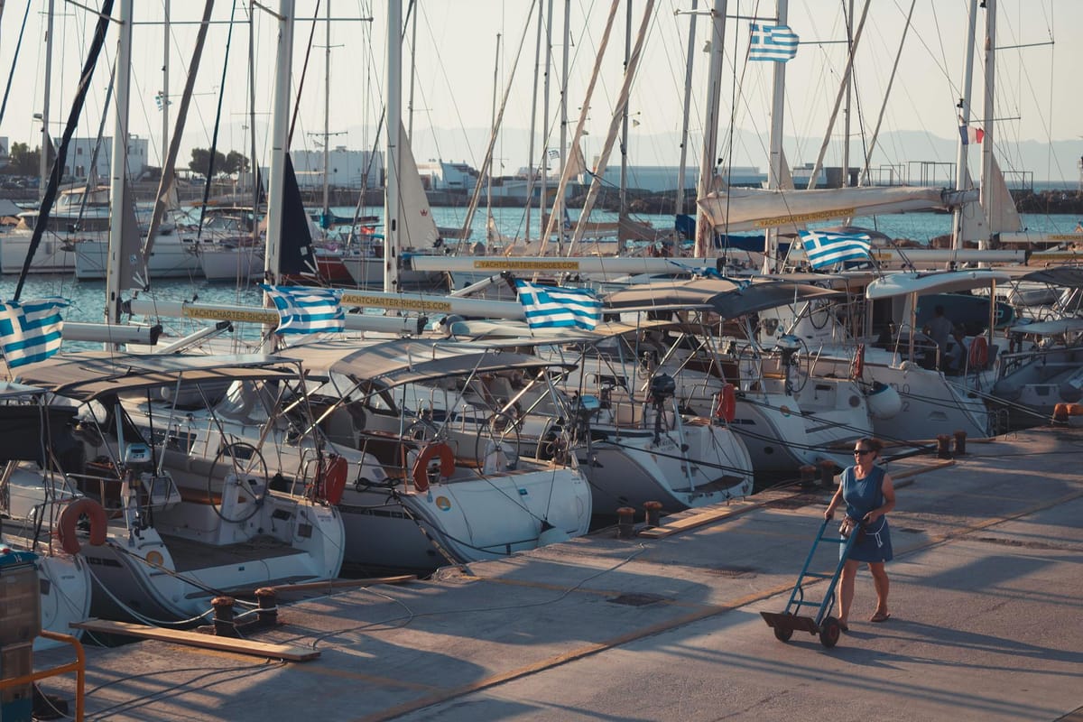 Bateaux de plaisance amarrés dans un port méditerranéen, environnement salin typique des ports de Marseille